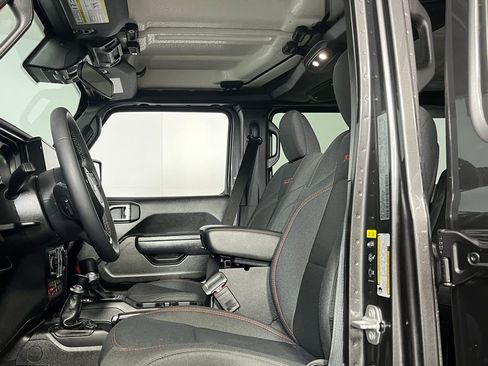 Used 2025 Jeep Wrangler Unlimited Rubicon image 21