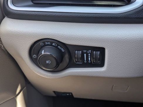 Used 2024 Chrysler Pacifica Touring-L FWD image 29