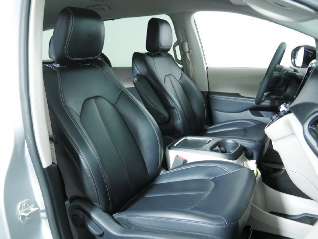 Used 2024 Chrysler Pacifica Touring-L FWD image 13