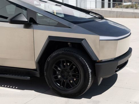 Used 2025 Tesla Cybertruck AWD Crew Cab image 12