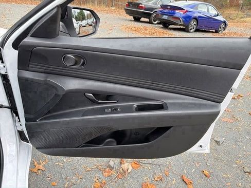 Certified 2025 Hyundai Elantra SEL image 17