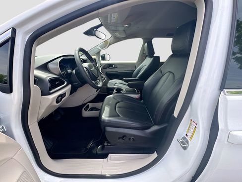 Used 2024 Chrysler Pacifica Touring-L FWD image 26