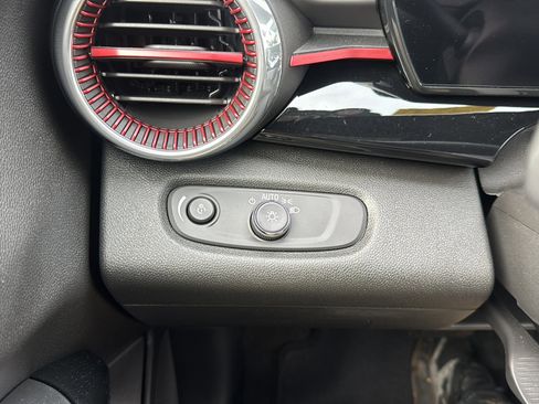 Used 2025 Chevrolet Trax RS w/ Driver Confidence Package image 27