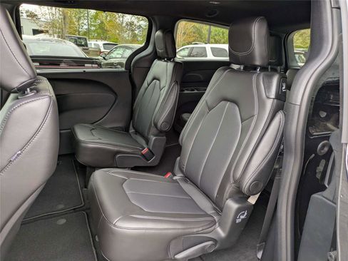 New 2026 Chrysler Pacifica Select image 13