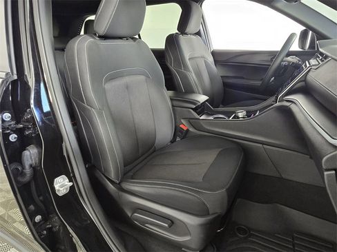 Used 2024 Jeep Grand Cherokee Laredo image 17