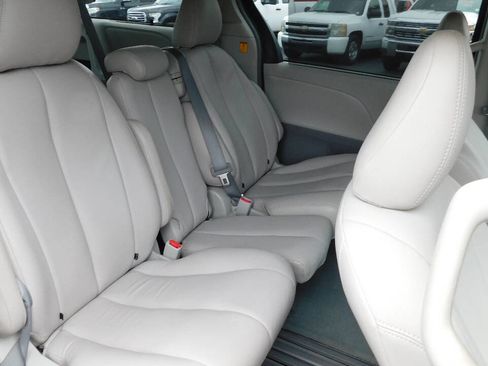 Used 2011 Toyota Sienna LE image 21