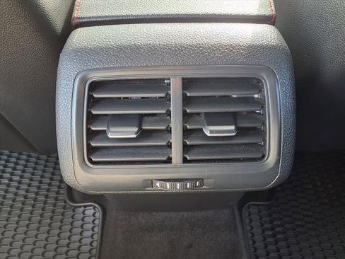 Used 2017 Volkswagen GTI SE image 11