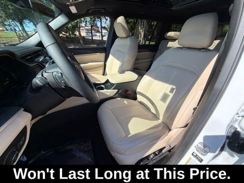 Used 2025 Jeep Grand Cherokee L Limited w/ Black Appearance Package AWD/4WD image 13