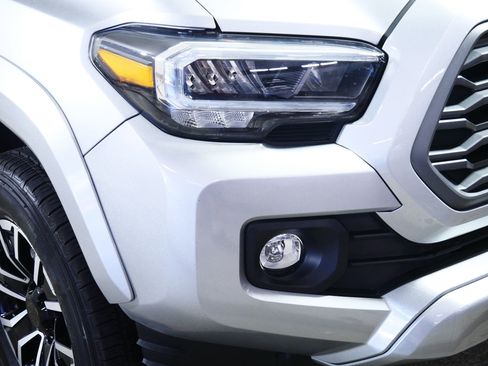 Used 2023 Toyota Tacoma TRD Sport w/ TRD Premium Sport Package AWD/4WD image 16