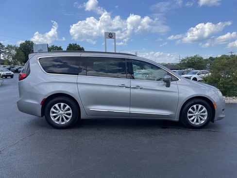 Used 2017 Chrysler Pacifica Touring-L FWD image 4