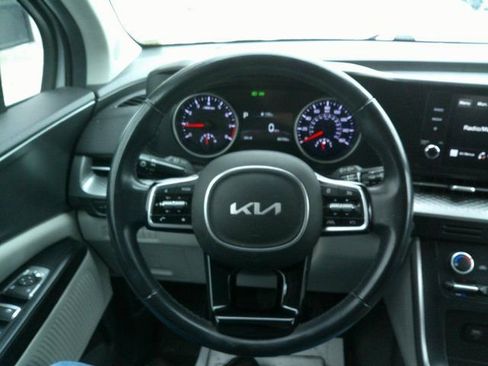Used 2023 Kia Carnival LX image 10