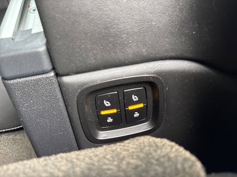 Used 2018 Bentley Bentayga Activity image 41