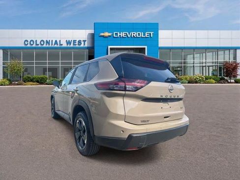 Used 2025 Nissan Rogue SV AWD/4WD image 4
