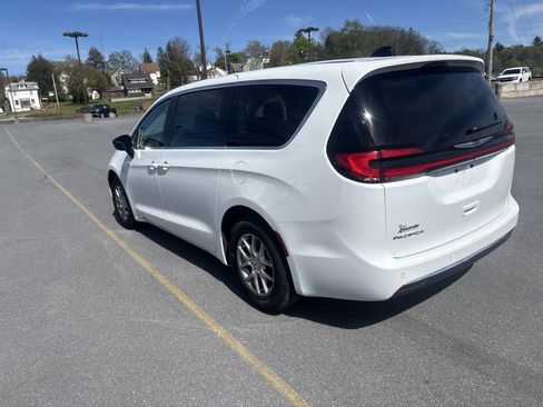 Used 2024 Chrysler Pacifica Touring-L FWD image 6
