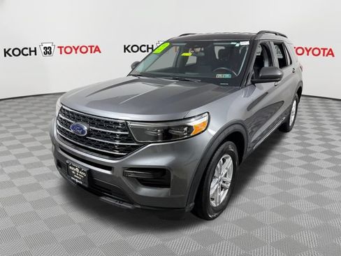 Used 2024 Ford Explorer XLT AWD/4WD image 3