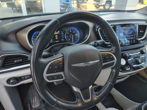Used 2017 Chrysler Pacifica Touring-L FWD image 9