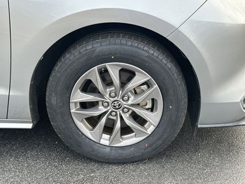 Used 2022 Toyota Sienna XLE image 14