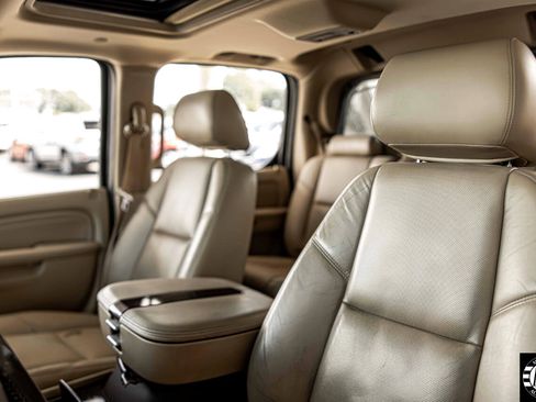 Used 2010 Cadillac Escalade EXT Luxury image 16