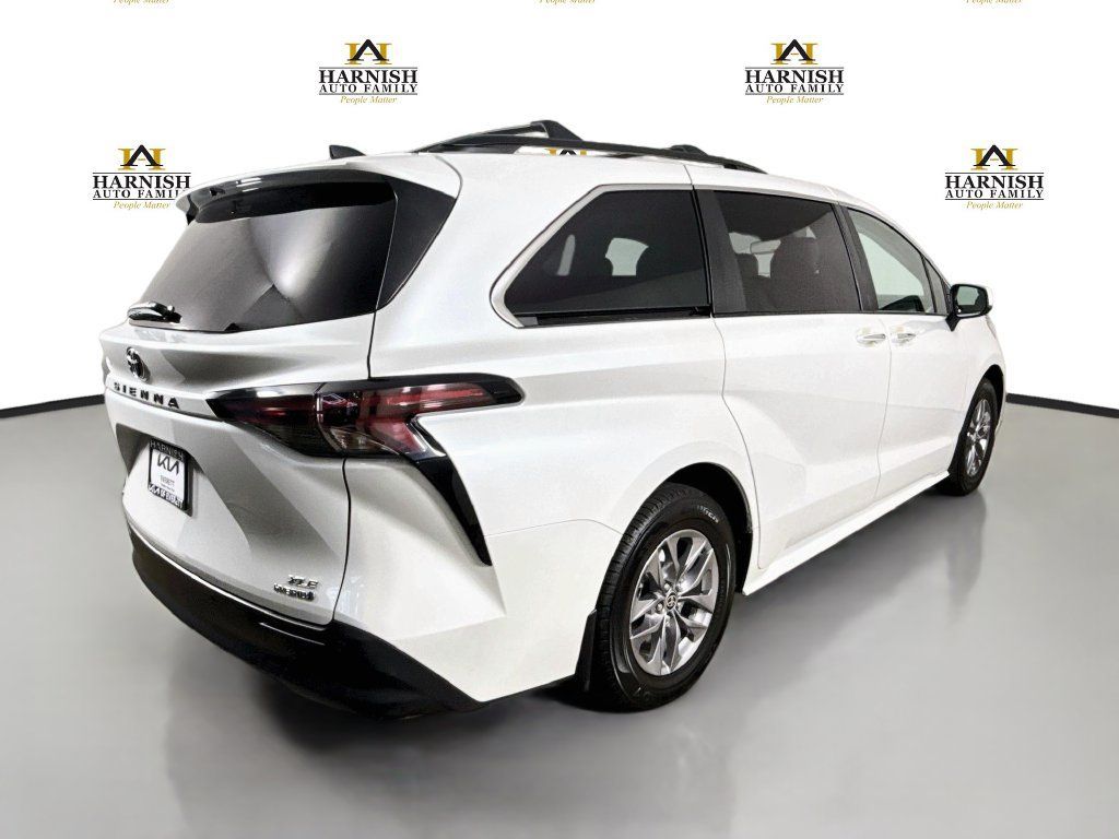 Used 2023 Toyota Sienna XLE AWD/4WD image 7