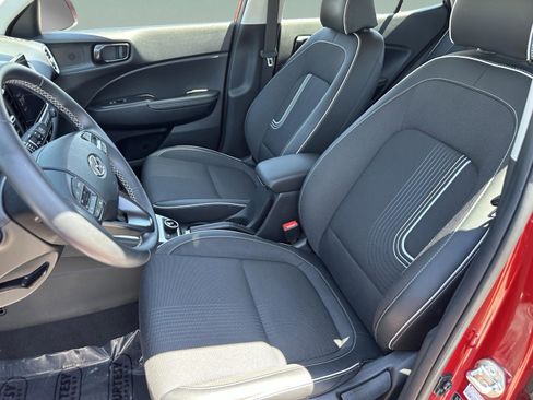 Used 2024 Hyundai Venue Limited image 18