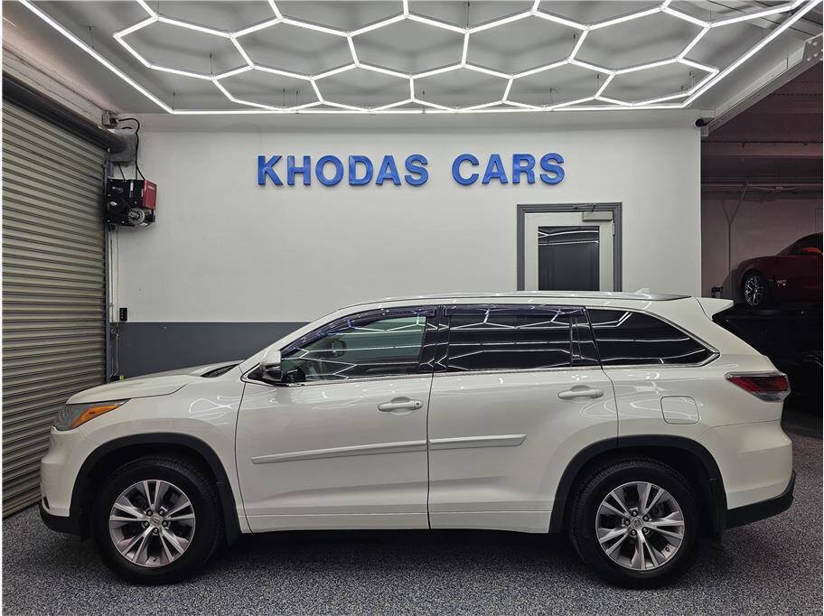 Used 2014 Toyota Highlander XLE AWD/4WD image 1