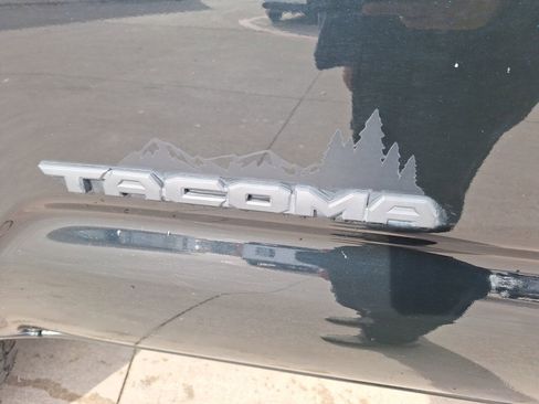 Used 2018 Toyota Tacoma SR5 image 14