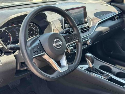Used 2025 Nissan Altima 2.5 SV FWD image 12