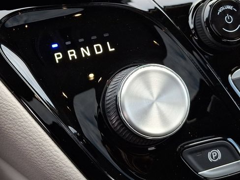 Used 2023 Chrysler Pacifica Limited image 17