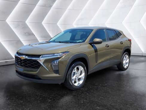Used 2024 Chevrolet Trax LS w/ LS Convenience Package FWD image 3