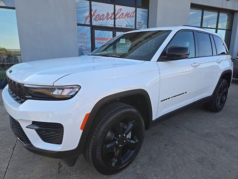 New 2025 Jeep Grand Cherokee Altitude image 2