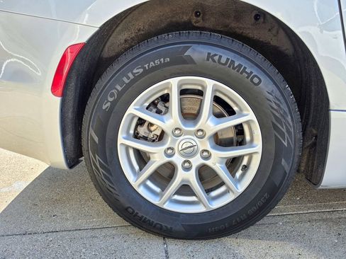 Used 2024 Chrysler Pacifica Touring-L FWD image 8
