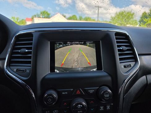 Used 2018 Jeep Grand Cherokee Laredo AWD/4WD image 30