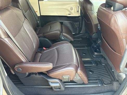 Used 2023 Toyota Sienna Platinum FWD image 16