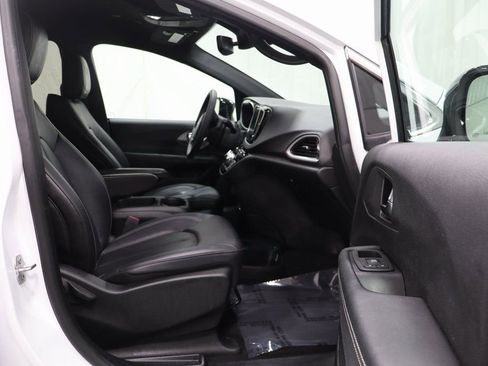 Used 2025 Chrysler Pacifica Select FWD image 16
