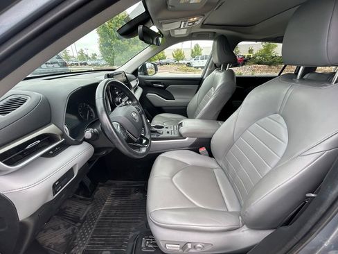 Used 2020 Toyota Highlander XLE AWD/4WD image 14