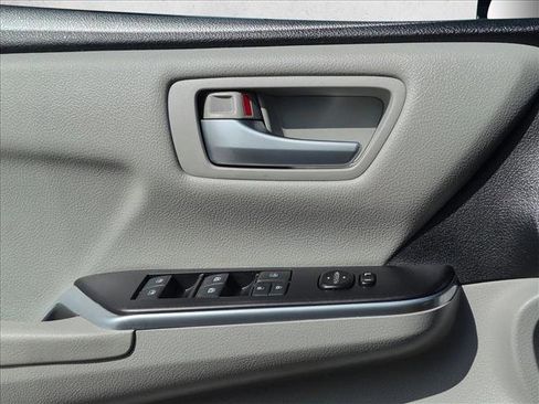 Used 2017 Toyota Camry LE FWD image 9