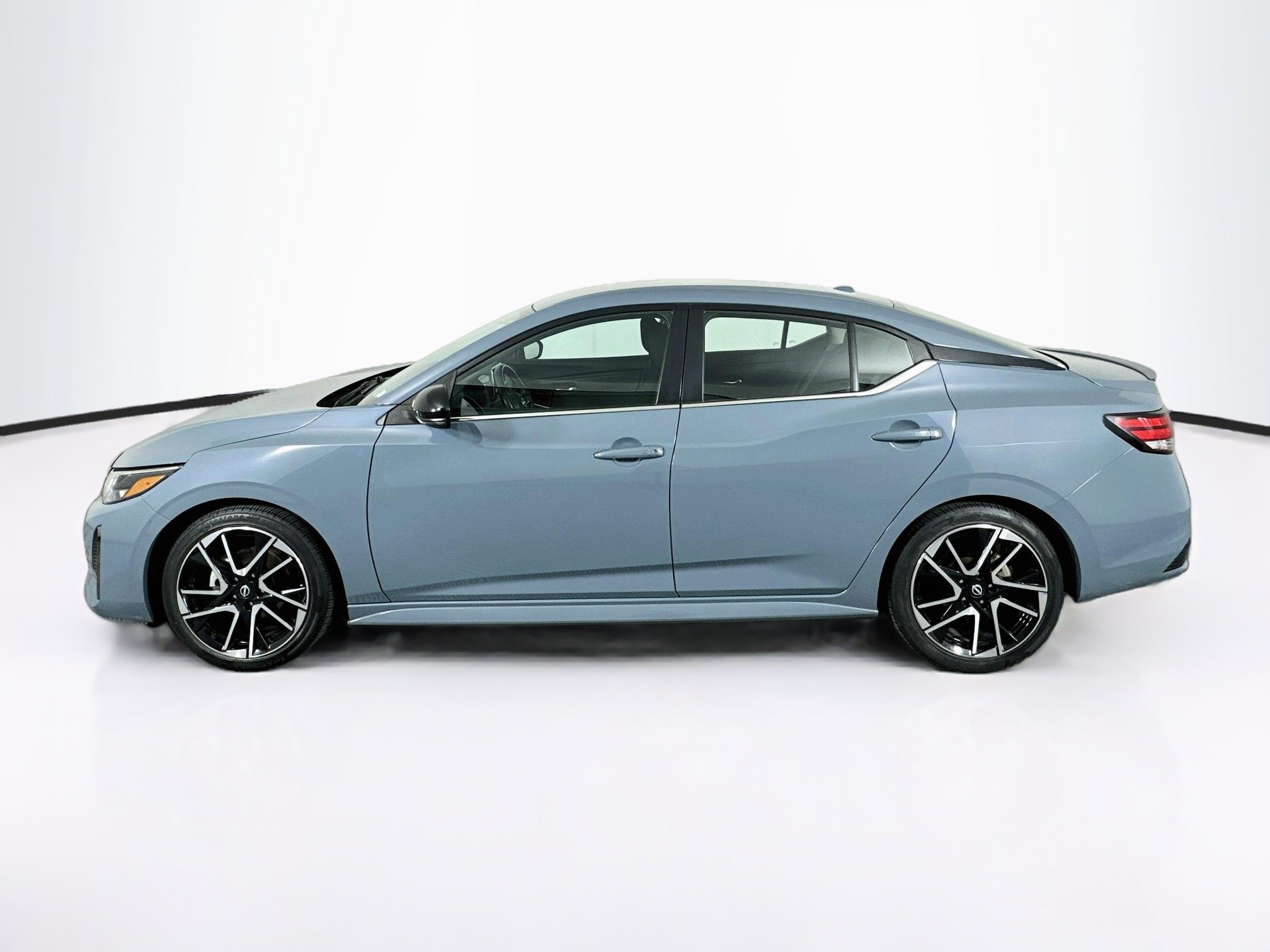 Used 2025 Nissan Sentra SR FWD image 4