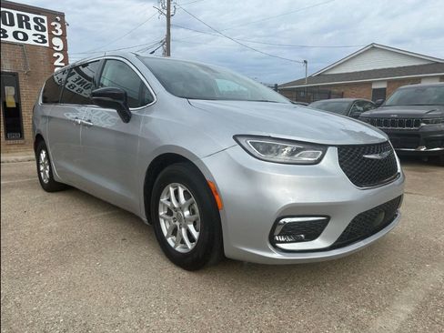 Used 2024 Chrysler Pacifica Touring-L image 3