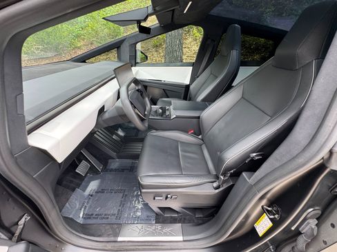 Used 2024 Tesla Cybertruck AWD Crew Cab image 19