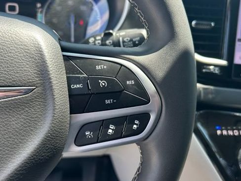 Used 2024 Chrysler Pacifica Touring-L FWD image 23
