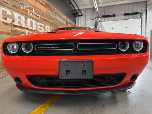 Used 2019 Dodge Challenger SXT image 6