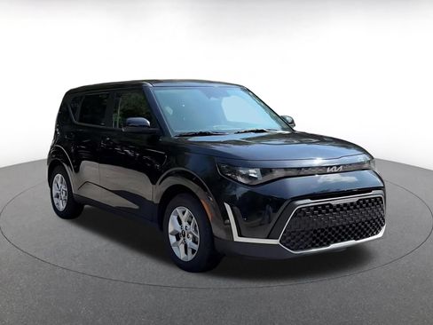 Used 2025 Kia Soul LX w/ LX Technology Package FWD image 3