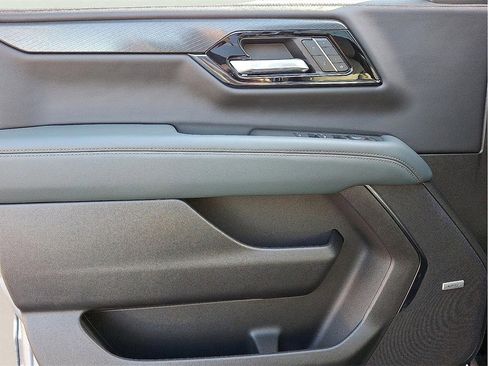 Used 2025 GMC Yukon AT4 w/ AT4 Premium Package image 13