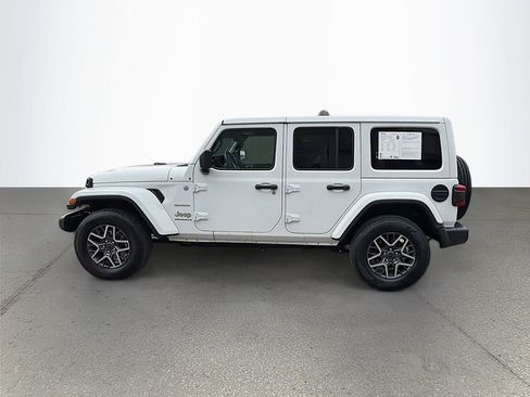 Used 2024 Jeep Wrangler Sahara image 8