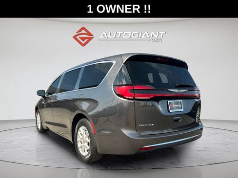 Used 2023 Chrysler Pacifica Touring-L FWD image 5