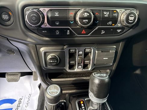 Used 2018 Jeep Wrangler Unlimited Sahara image 17