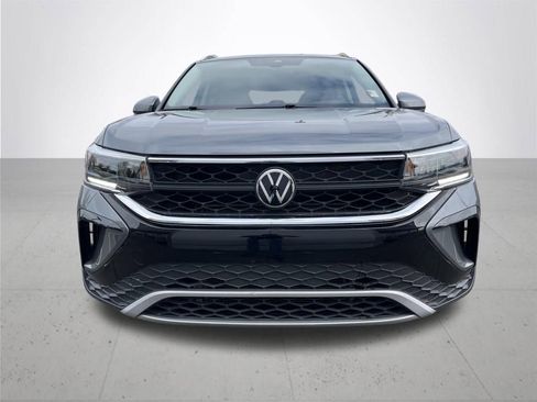 Used 2023 Volkswagen Taos SE w/ Panoramic Sunroof Package FWD image 2