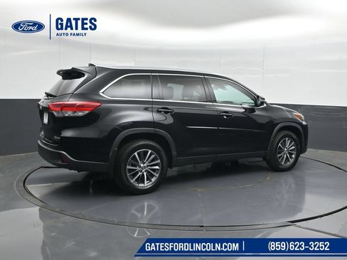 Used 2019 Toyota Highlander XLE AWD/4WD image 2