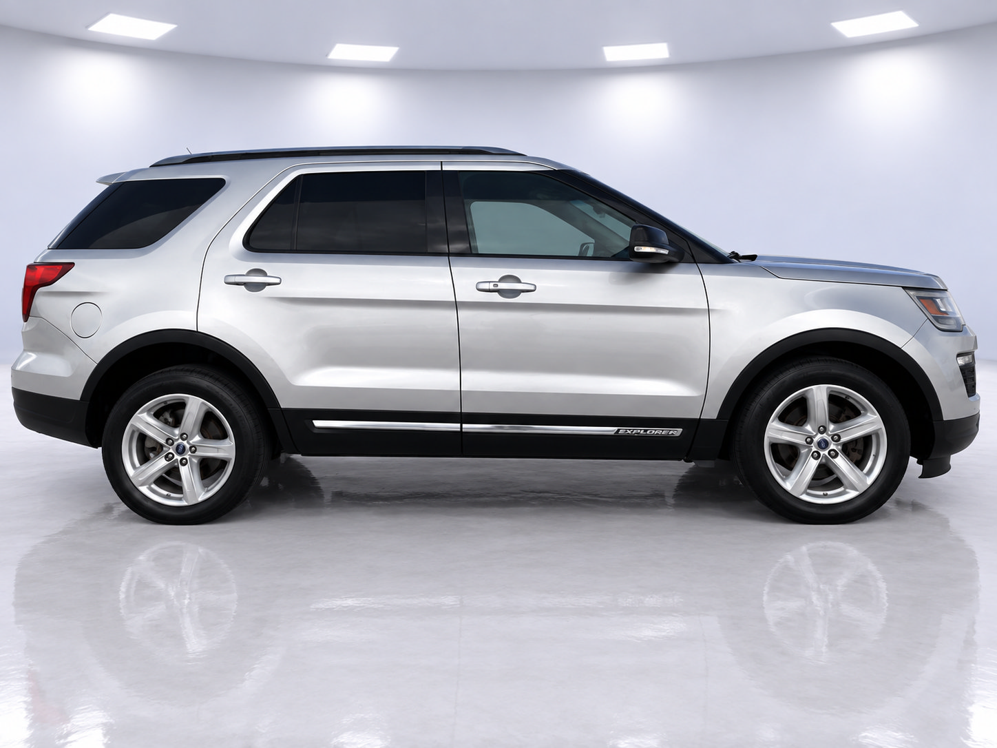 Used 2018 Ford Explorer XLT w/ Equipment Group 201A FWD image 3
