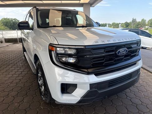 Used 2025 Ford Expedition Max Active AWD/4WD image 4